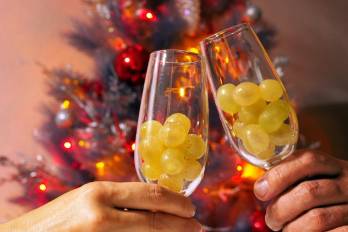 La tradición de comer doce uvas en Año Nuevo inició en España y se propagó por todo América Latina.