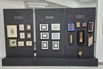 Exhibición de obra erótica, obras en servilletas y amuletos.