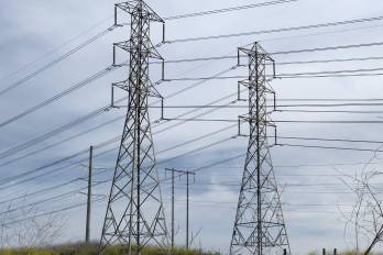 La decisión de suspender la licitación para compra de energía en potencia busca asegurar una competencia justa y efectiva en el sector eléctrico.