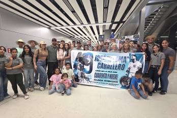 José Caballero junto a sus seres queridos en la terminal aérea.