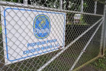 Un letrero de la multinacional Chiquita Panamá cuelga en una de sus fincas en Bocas del Toro.