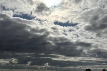 Para horas de la tarde, el calentamiento diurno favorecerá el desarrollo de aguaceros de moderados a fuertes, acompañados de actividad eléctrica.