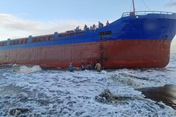 Unidades aeronavales y de la AMP dan seguimiento a un barco de carga encallado en la playa de María Chiquita, Costa Arriba, provincia de Colón.