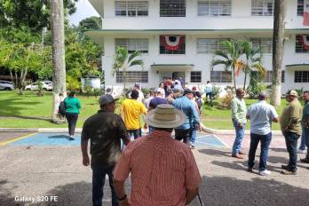Productores de arroz y otros integrantes se reúnen en los predios del MIDA en Curundú.