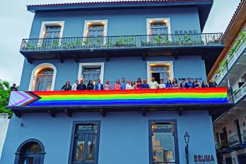 Fachada de la sala satélite del MAC Panamá, donde develaron la bandera del orgullo LGBTQ+.