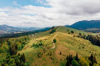 Desde lo alto del cerro, la tierra se revela en silencio: vasta, herida y todavía digna.