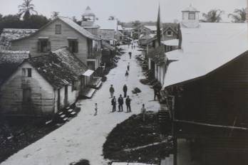 En esta misma calle ocurrió el asalto al cuartel que terminó con la vida de Garza. Imagen tomada en 1895.