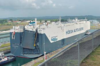 El Tercer Juego de Esclusas inaugurado en 2016 permite el tránsito de buques neopanamax, como el portavehículos Hoegh Aurora, con capacidad de más de 9.000 autos, el 21 de febrero en Agua Clara, Colón.