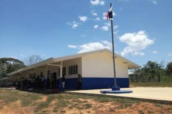 Imagen ilustrativa de una escuela en el área de la Comarca Comarca Ngäbe-Buglé donde el Meduca y los estamentos de socorro mantienen el monitoreo de las condiciones del clima.