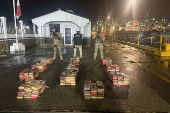 Agentes custodian los 330 paquetes incautados.