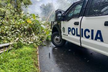 Vehículo de la Policía Nacional en medio de la reapertura de las vías.