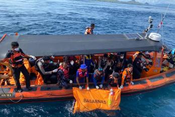 Fotografía de archivo, tomada el 04/01/2026, que muestra parte del operativo de búsqueda del barco turístico naufragado con españoles en aguas de la isla de Padar, Indonesia.