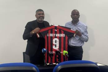 Gabriel ‘Gavilán’ Gómez (izq.) presenta a Julio Dely Valdés como nuevo entrenador del Sporting San Miguelito.