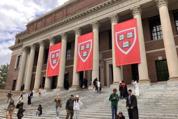 Jueza insta al gobierno de Trump a justificar recorte millonario a Harvard