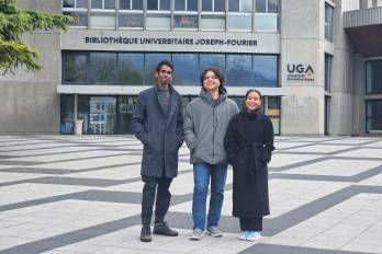 Ameth Valdespino (izq.), Edwin Acevedo (centro) e Irianys Murgas en el campus del instituto.