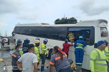 Accidente de tránsito de bus Panamá - La Chorrera en el Corredor Norte frente a la terminal de Albrook.