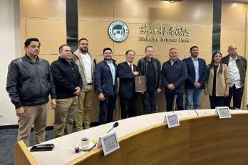 La gira se desarrolla en medio del debate nacional sobre el alcance de las misiones parlamentarias en el exterior.