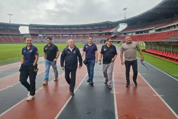 Parte de la Delegados Técnicos Internacionales (DTI) durante su inspección en el estadio Rommel Fernández.