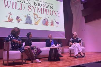 El escritor estadounidense compartió con los presentes cómo la música clásica formó parte de su formación integral como individuo.