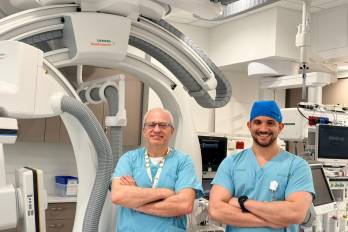 Dr. Guy Raphaeli (mentor) y el Dr. De Obaldía en la sala de Neurointervencionismo del Rabin Medical Center.