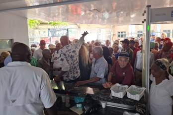Grupo de jubilados llega a la Asamblea Nacional.