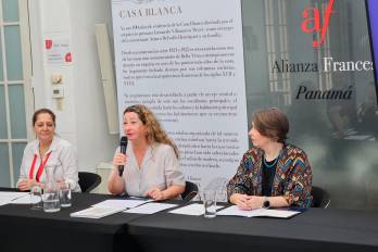 En la mesa principal, Sandrine Pia Casto, presidenta de la Alianza Francesa de Panamá y las embajadoras Aude de Amorim y Patricia Atkinson.