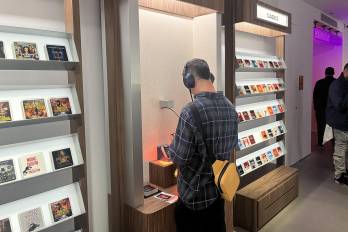 El lector ofrece algunos minutos del título elegido. Para acceder a la integralidad del audiolibro, hay que pasar por la aplicación móvil Audible.
