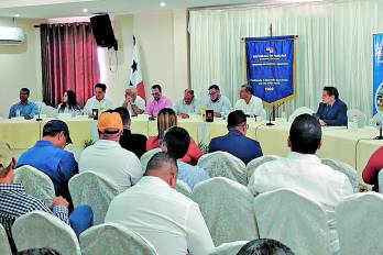 Ministros, diputados y productores durante la Gira Nacional de Diálogo Productivo: Panamá–MERCOSUR, que se desarrolló en la provincia de Panamá Oeste.
