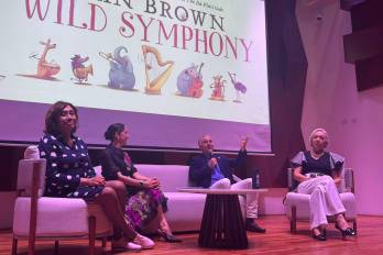 El escritor Dan Brown junto con diversas personalidades como la ministra de Cultura Maruja Herrera y la artista Olga Sinclair.