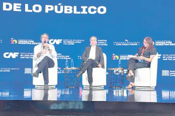 El escritor colombiano Juan Gabriel Vásquez y la periodista mexicana Carmen Aristegui, moderados por la periodista Rita Vásquez.