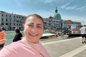 Imágenes de las redes sociales de Yulixa Toloza, de 52 años, correspondientes a sus viajes por Europa antes de su desaparición en Bogotá.