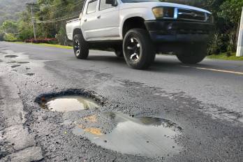 Huecos y desgaste en la carretera.