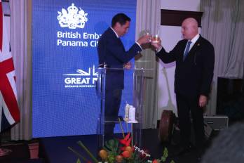 El embajador británico en Panamá Greg Houston y el vicecanciller de Asuntos Multilaterales y Cooperación Carlos Guevara Mann en el brindis por el rey Carlos III de Inglaterra.