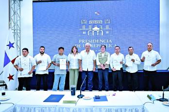 En el marco del Consejo de Gabinete encabezado por el presidente de la República, José Raúl Mulino, la Anati realizó la entrega de títulos de propiedad a un número importante de personas y 16 predios en uso y administración a juntas comunales e instituciones públicas en la provincia de Coclé.