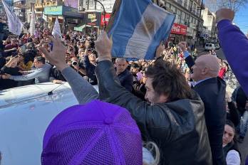 ‘Atacaron con piedras la caravana donde se encontraba el Presidente de la Nación’, ha denunciado en redes sociales el principal portavoz del Ejecutivo, Manuel Adorni.