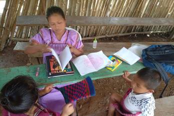 El aula refleja las desigualdades del país. Hambre, pobreza y familias disfuncionales afectan directamente el aprendizaje.