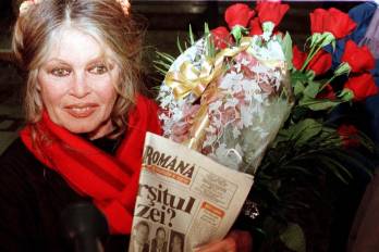 En la imagen, Brigitte Bardot habla ante la prensa a su llegada a Rumanía el 4 de febrero de 1998.