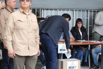 El candidato presidencial Iván Cepeda al momento de depositar su voto en una mesa de la localidad de Kennedy, Bogotá.