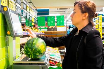 Instrumentos de pesaje de alimentos bajo estricta verificación técnica, un proceso clave para asegurar la transparencia comercial y proteger el bolsillo de la ciudadanía.