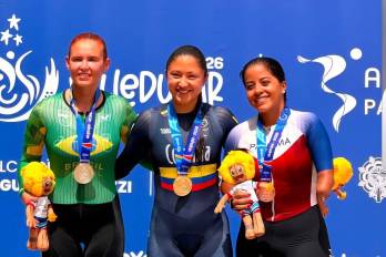 De izquierda a derecha podio de la contrarreloj C4-C5 en Valledupar 2026: Fabiana Ventura (Brasil), Paula Ossa (Colombia) y Laydis Vega (Panamá).