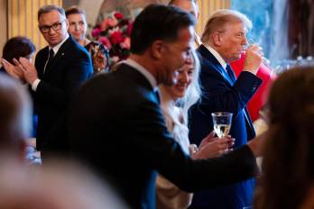 El presidente de Estados Unidos, Donald Trump (d), durante una cena con jefes de Estado y de Gobierno en el Palacio Huis Ten Bosch, por invitación del rey Guillermo Alejandro de los Países Bajos, en La Haya (Países Bajos).