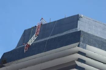 Al momento de inspeccionar y subir a la estructura afectada, el personal de emergencia se percató de que la antena se encontraba fragmentada en dos pedazos.