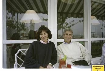 Esta imagen sin fecha, obtenida el 8 de diciembre de 2021 por el Tribunal de Distrito de EE. UU. para el Distrito Sur de Nueva York, muestra a la socialité británica Ghislaine Maxwell y al financiero estadounidense Jeffrey Epstein.