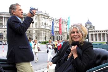 La actriz francesa y activista por los derechos de los animales Brigitte Bardot (R) y su esposo, el abogado francés Bernard Ormale, posan en Viena, Austria, el 26 de mayo de 2002.