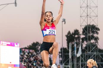 La ganadora de la medalla de oro, Nathalee Aranda.