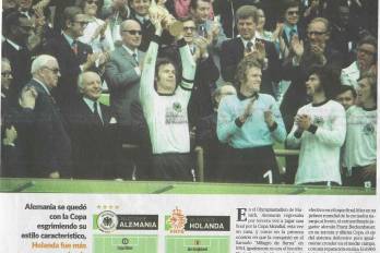 El capitán alemán Franz Beckenbauer levanta la Copa en el Estadio Olímpico de Múnich aplaudido por sus compañeros Sepp Maler y Paul Breitner.