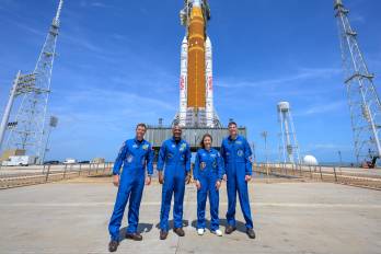 Fotografía cedida por la NASA donde aparece la tripulación de la misión Artemis II, el comandante Reid Wiseman (i); el piloto Victor Glover (2-i); la especialista de misión, Christina Koch (2-d) y el astronauta de la Agencia Espacial Canadiense (CSA), el especialista de misión Jeremy Hansen (d), posando este lunes, en el Centro Espacial Kennedy en Cabo Cañaveral.