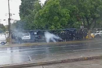 Fotográma del momento en el que la Policía dispara contra los manifestantes y comunicadores