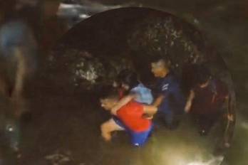 Estas estudiantes fueron sorprendidas por la crecida cuando intentaban cruzar uno de los ríos más caudalosos de la zona.
