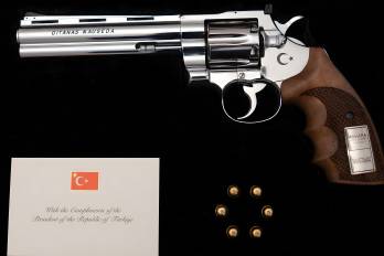 El revolver que recibió el presidente de Lituania Gitanas Nauseda.